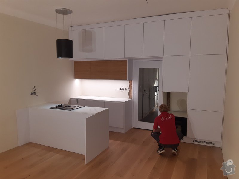Realizace interiéru — kuchyňská stěna po strop